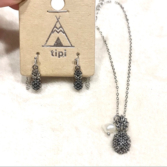 Jewelry - LAST ONE! Pineapple Earring and Necklace Set
